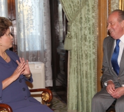 Don Juan Carlos durante el encuentro mantenido antes del almuerzo con la Presidenta de Brasil, Dilma Rousseff